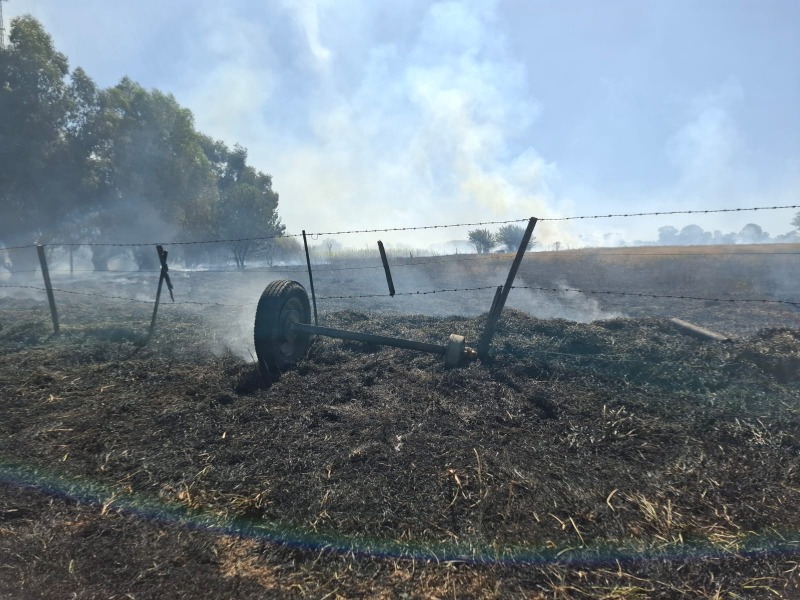 Importante incendio de pastizales en Alberdi y Del Valle